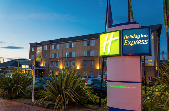 Holiday Inn Express, Bae Caerdydd